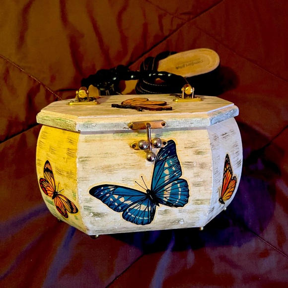 Vintage wooden w/butterflies craft container w/black handle - Picture 1 of 3